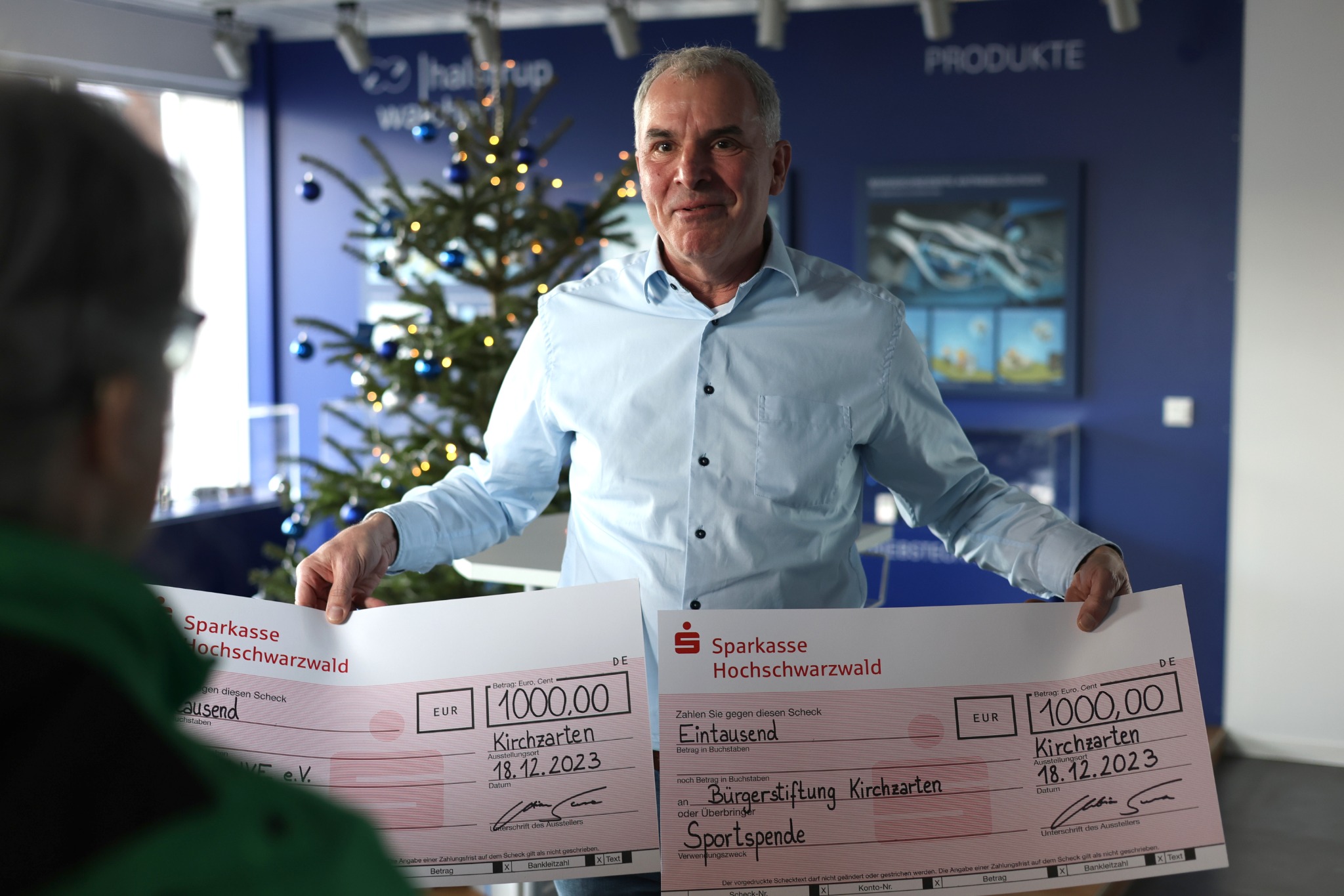 Geschäftsführer Christian Sura bei der Spendenübergabe