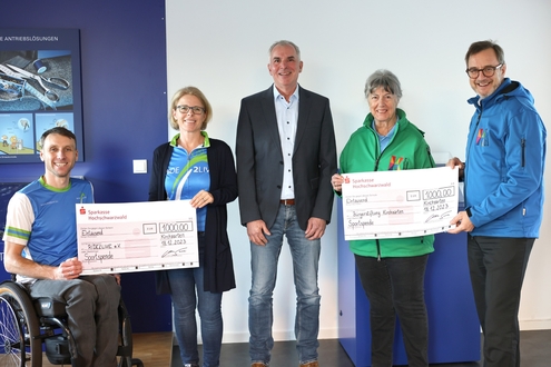 Die Vereinsvertreter Benjamin Rudiger und Henrike Dilger (RIDE2LIVE) mit halstrup-walcher-Geschäftsführer Christian Sura und den Vertretern der Bürgerstiftung Kirchzarten, Roswitha Freykowski und Bernd Scherer (v.l.n.r.).